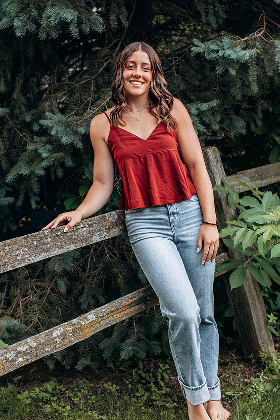 "Sioux Falls senior photographer" capturing natural outdoor senior portraits with timeless styling, authentic smiles, and relaxed confidence.